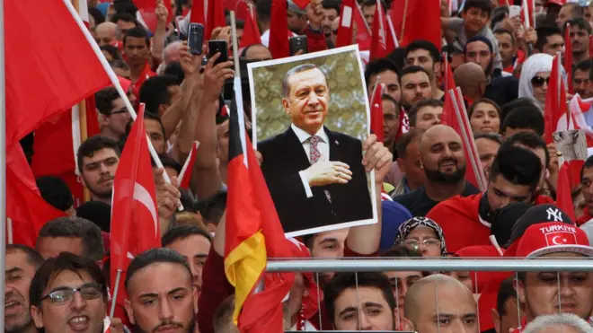 Köln'deki "Demokrasi Mitingi"ne Almanya'da yaşayan Türk kökenli binlerce kişi katılmıştı (31 Temmuz 2016)