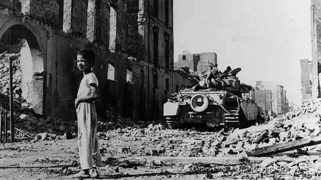 طفل مصري صغير بجوار دبابة بريطانية في بورسعيد خلال أزمة السويس عام 1956