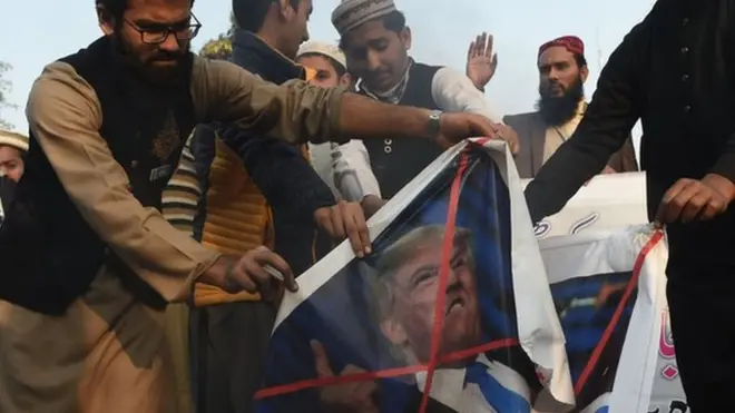 Протестующие в Пакистане осудили сокращение помощи со стороны США (демонстрация в Лахоре 5 января, 2018 года)