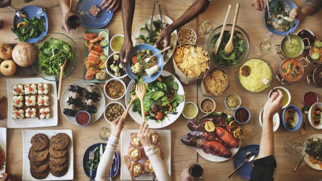 Pessoas comendoqual o melhor site de apostas de jogostornoqual o melhor site de apostas de jogosuma mesa