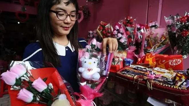Berbagai bentuk kado disiapkan untuk orang spesial di hari Valentine.