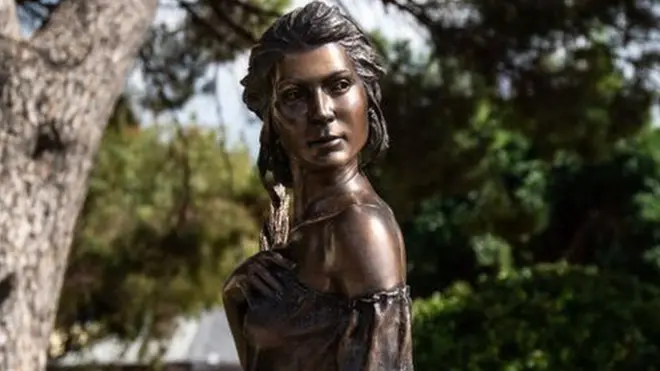 विवाद के केंद्र में मूर्ति