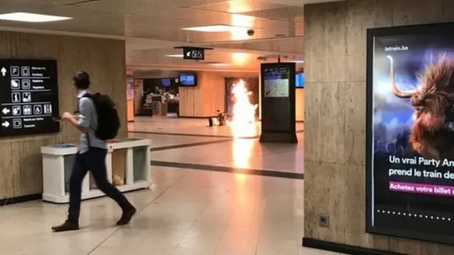 اشتعلت النار في حقيبة المهاجم بعد الانفجار