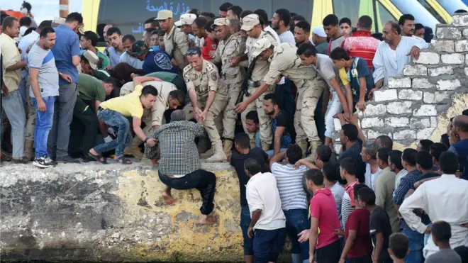 Mısırlı yetkililer 163 kişinin kurtarıldığını, gemiden kurtulan mülteciler ise yüzlerce kişinin öldüğünü söylüyor.