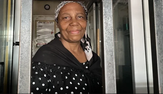 Sizeka à l'entrée de son restaurant