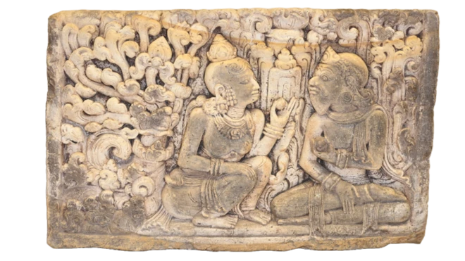 Salah satu artefak yang dikembalikan ke Indonesia berupa batu relief yang diduga berasal dari Kerajaan Majapahit. Artefak ini ditemukan dalam unit penyimpanan milik terdakwa sindikat perdagangan barang antik ilegal.