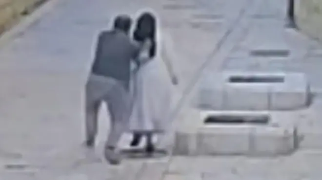 این مرد قبل از لگد زدن به راهبه، او را هل داد و او را به زمین انداخت، این حمله توسط دوربین مداربسته ضبط شد