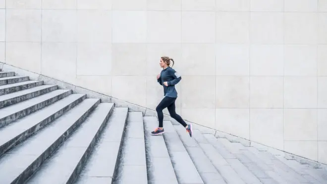 Ilustrasi naik turun tangga