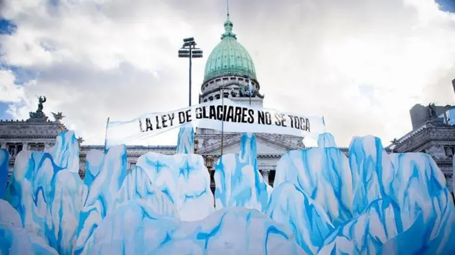 Manifestación en contra de la enmienda de la Ley de Glaciares 