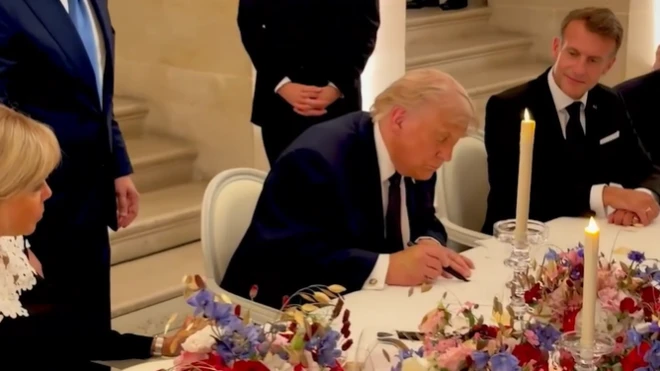 Trump imza atarken 