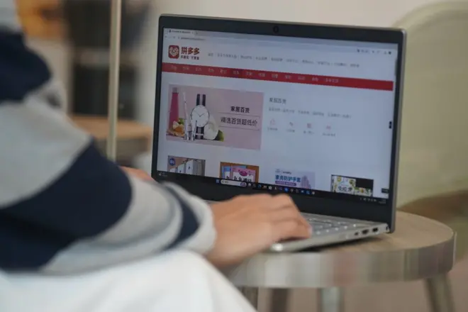 一個用戶正在瀏覽拼多多界面