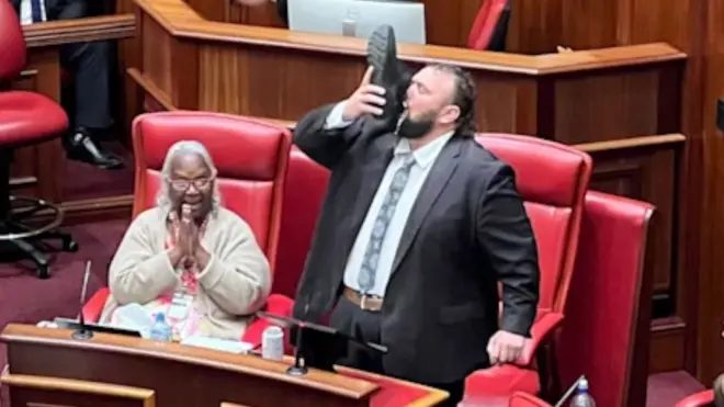 Australija: Zdravica za kraj - sa cipelom