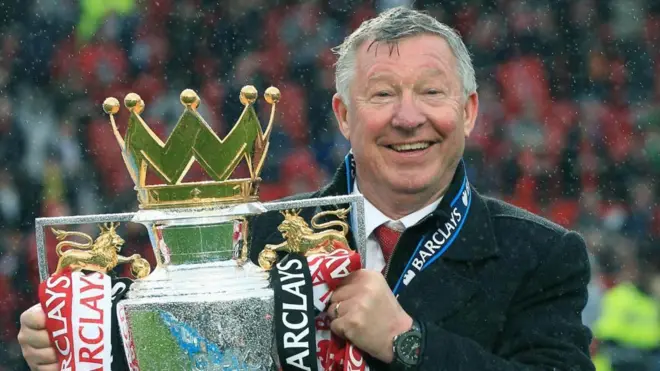 مگی هارون این عکس را از سر الکس فرگوسن به همراه جام قهرمانی لیگ برتر گرفت