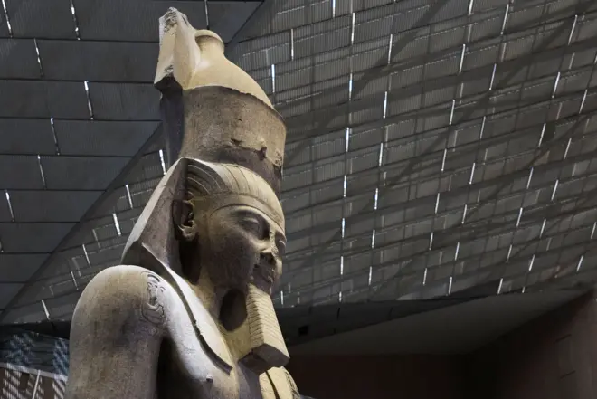 تمثال رمسيس الثاني الأثري في المتحف المصري الكبير