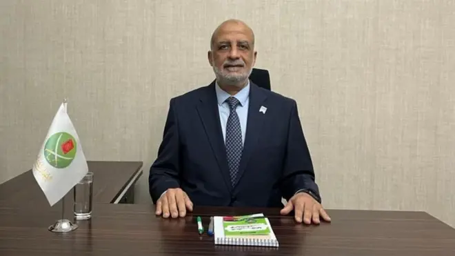 طلعت فهمي يجلس خلف مكتبه