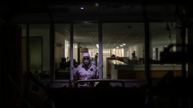 ممرضة لبنانية تعتني بمريض بفيروس كورونا داخل وحدة العناية المركزة في مستشفى رفيق الحريري الجامعي في بيروت