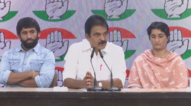 केसी वेणुगोपाल के साथ बजरंग पुनिया और विनेश फोगाट