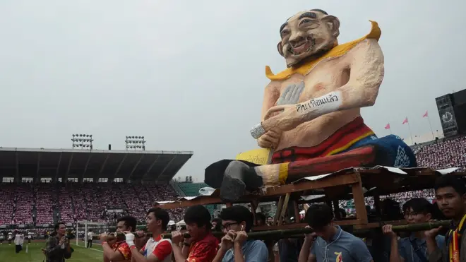 หุ่นยักษ์นนทก ที่มีนิ้วเพชร ซึ่งมีอำนาจในการปลิวชีวิตใครก็ได้ แต่ท้ายสุดก็ชี้มาที่ตัวเอง เป็นสัญญะของการลุแก่อำนาจ