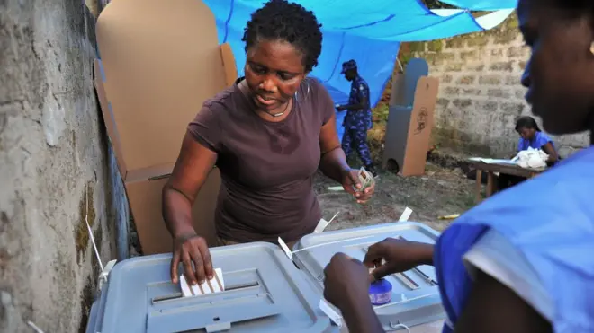 Woman dey vote for election