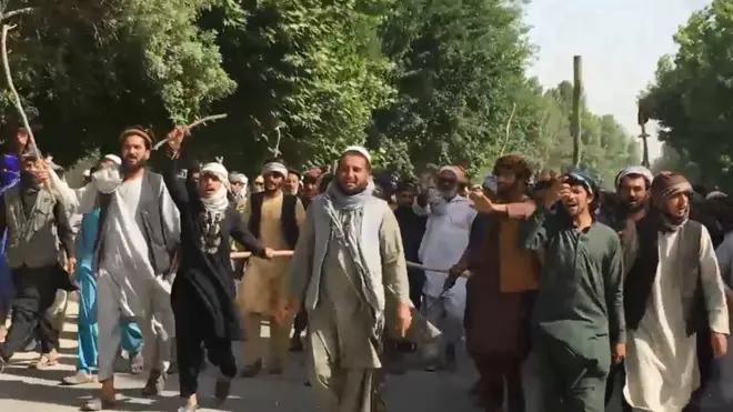 مظاهره چیان وايي د روژې له امله یې د شپې اوبه پټیو ته بوولې