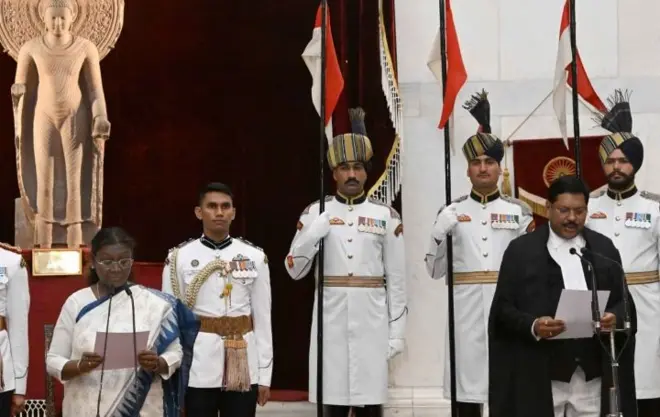 न्या. भूषण गवई यांना राष्ट्रपती द्रौपदी मुर्मू शपथ दिली.