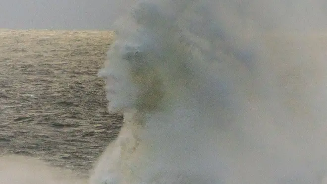 Onda com 'rosto humano' no mar