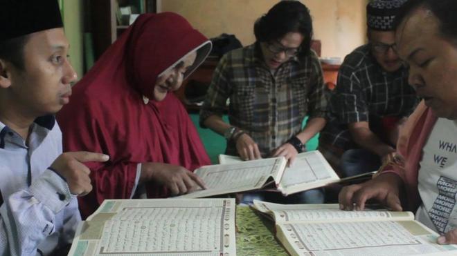 Santri di pondok pesantren waria Al-Fatah Yogyakarta belajar mengaji.
