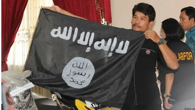 Polisi menemukan bendera ISIS di kediaman terduga teroris di Solo, Jateng, Maret 2016.