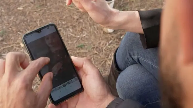 احمد من غزة يتفقد هاتفه