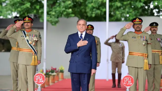 شهباز شریف،‌ نخست‌وزیر پاکستان،‌ در کنار فرماندهان نظامی،‌آوریل ۲۰۲۵