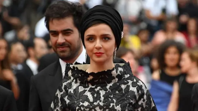 البائع المتجول فيلم إيراني مرشح لنيل جائزة أوسكار، بطولة شهاب حسيني (على اليسار) وترانة عليدوستي (على اليمين).