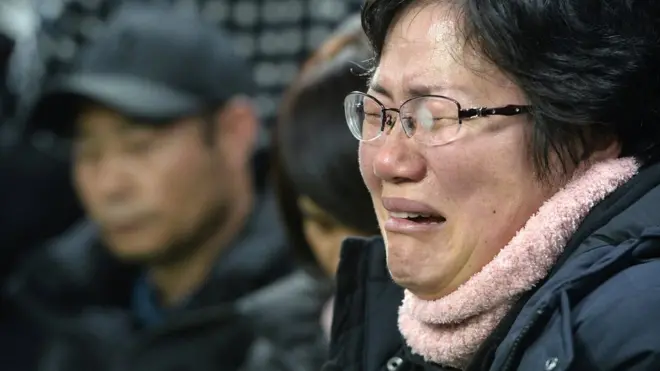 遇難者親屬觀看打撈沉船