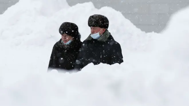 Люди в снегу