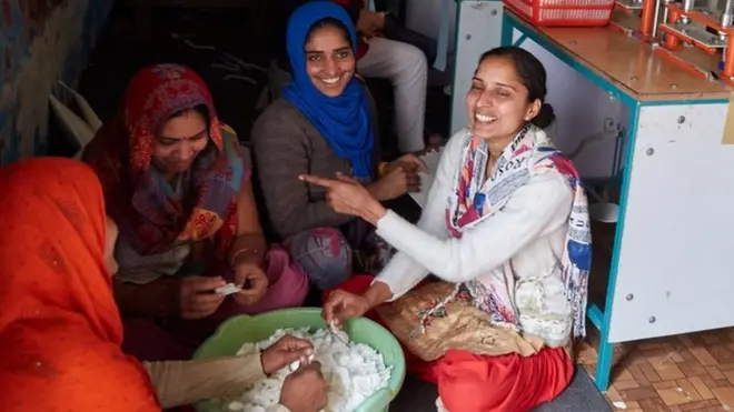 په فلم کې د کلیوالو هندي ښځو کیسه شوې ده