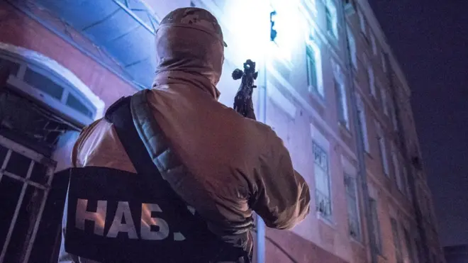 Симпатии Запада в конфликте украинских правоохранителей - на стороне НАБУ, однако генеральный прокурор утверждает: этот орган работает с нарушениями законодательства