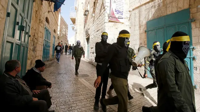 المسؤولون الفلسطينيون نددوا برفض إسرائيل التفاوض مع المضربين عن الطعام، وحذروا من انتفاضة جديدة