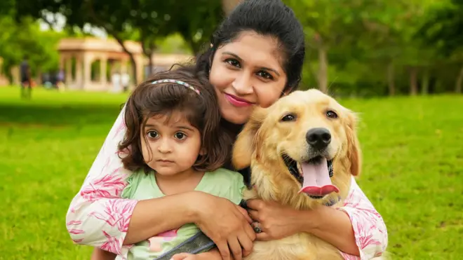 माणसांनी प्राण्यांपैकी सर्वात आधी कुत्र्यांना पाळीव बनवलं असल्याचं मानलं जातं. 