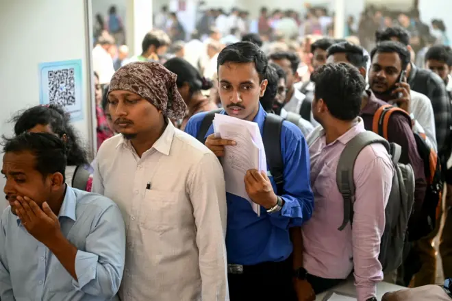 रोजगाराच्या शोधातील तरुण