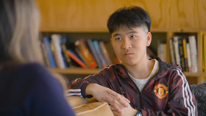 විවේචකයින් නිහඬ කිරීමට චීනයේ මානසික ප්‍රතිකාර කරන අයුරු