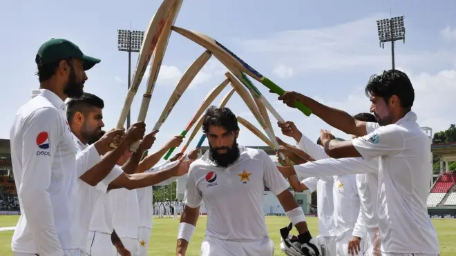 2010 میں سپاٹ فکسنگ سکینڈل کے بعد پاکستان کی ٹیم کی ازسر نو تعمیر کا سلسلہ دوبارہ شروع ہوا تو پاکستان کرکٹ بورڈ نے مصباح الحق کو ٹیم کا کپتان مقرر کیا