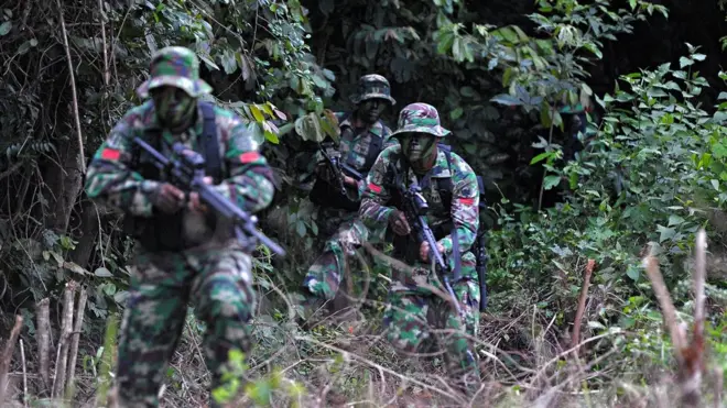Tiga anggota TNI tengah latihan anti teror di Aceh, awal April 2017.