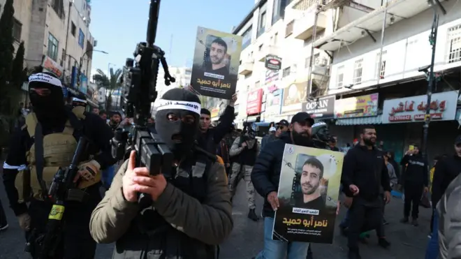 مسلحون فلسطينيون في الضفة الغربية يتوعدون بالانتقام لمقتل شباب فلسطيني