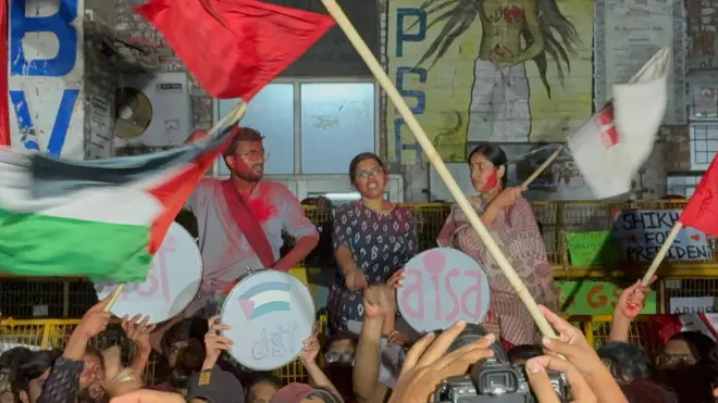 जेएनयू छात्रसंघ चुनावों के नतीजे घोषित होने के बाद जश्न मनाते वाम संगठनों के छात्र