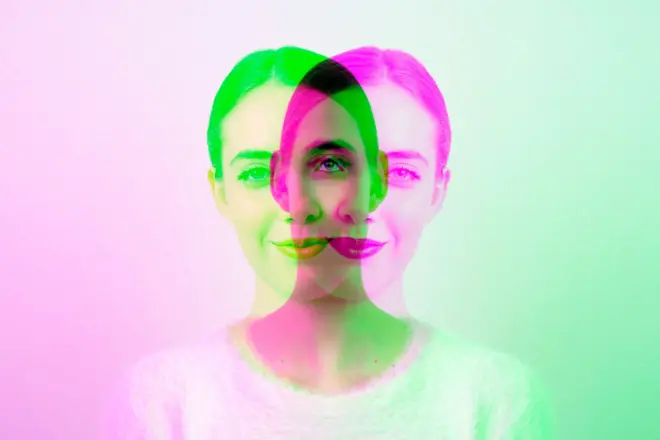 Manipulação digital de uma jovem mulher (dupla exposição em verde e rosa)