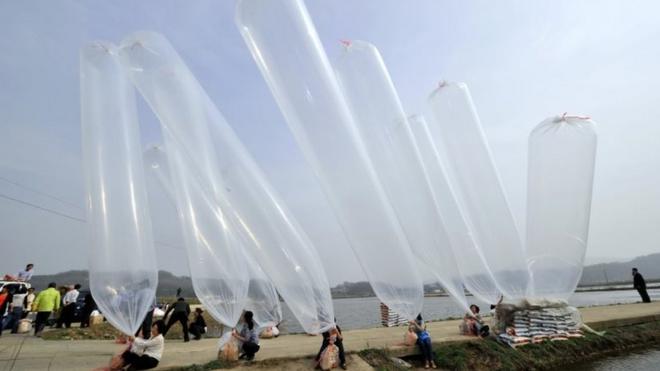 2012年活動人士正在凖備向朝鮮發氣球