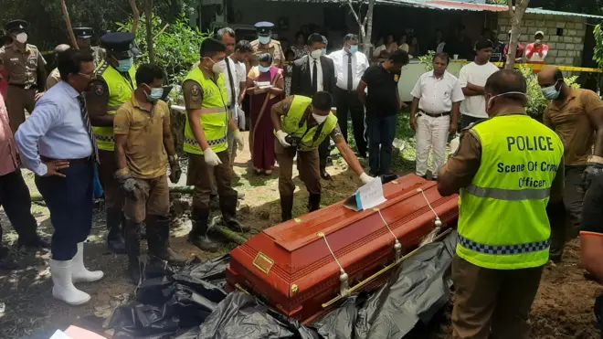 වැලිකඩ පොලිසිය භාරයේ සිටියදී මරණයට පත්වූ පත්වූ බදුල්ල මීගහකිවුල පදිංචිව සිටි සත්සර නිමේෂ් නමැති 26 හැවිරිදි තරුණයාගේ ‍මෘත දේහය අධිකරණ නියෝගයකට අනුව බදුල්ල මහේස්ත්‍රාත් නුජිත් ද සිල්වා ඉදිරියේ අද (23) පෙරවරුවේ ගොඩ ගත්තේ ය.