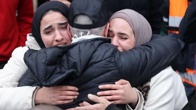 یو فلسطینی بندي له خوشي کېدا وروسته له دوستانو سره 