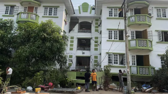 崩落した公務員宿舎