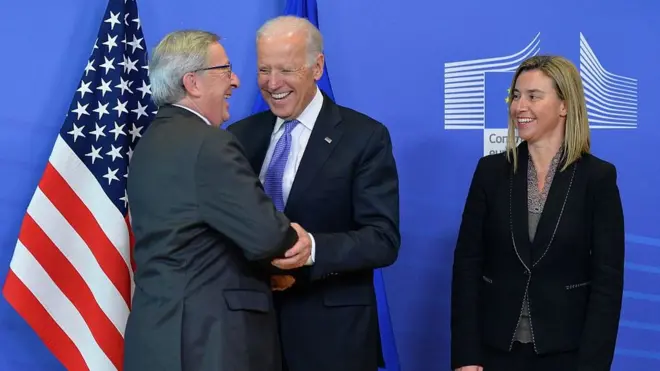 Ông Joe Biden (giữa) gặp Chủ tịch Ủy hội châu Âu Jean-Claude Juncker (trái) và bà Federica Mogherini, đại diện cao cấp về đối ngoại và chính sách an ninh của EU tại Brussels hồi 2/2015, khi ông Biden đang là Phó Tổng thống Hoa Kỳ