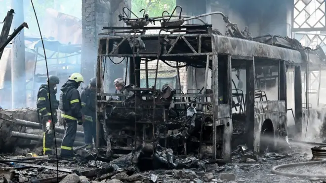 Des sauveteurs ukrainiens s'efforcent d'éteindre un incendie dans un dépôt de trolleybus à la suite d'une attaque de drone à Kharkiv, le 30 mai 2025, dans le cadre de l'invasion russe de l'Ukraine.